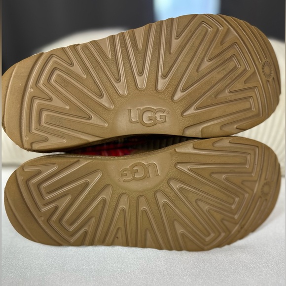 UGG big kids Tartan Neumel. Tan. Size big kids 6 Women’s 7.5 - Picture 13 of 13